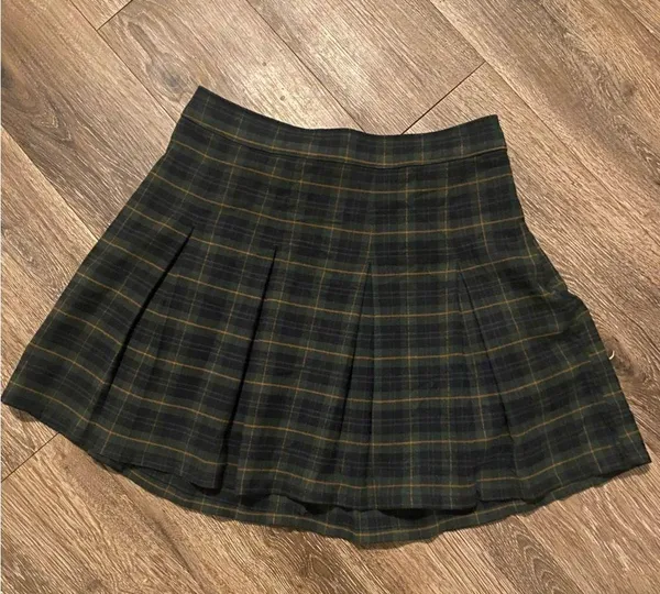 EUC Hollister Pleated Plaid Mini Skirt Size Medium School Girl Preppy Valley - Image 2