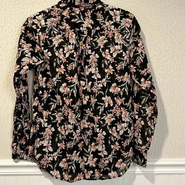 Lauren Ralph Lauren Courtenay black with pink floral design top size small - Image 9