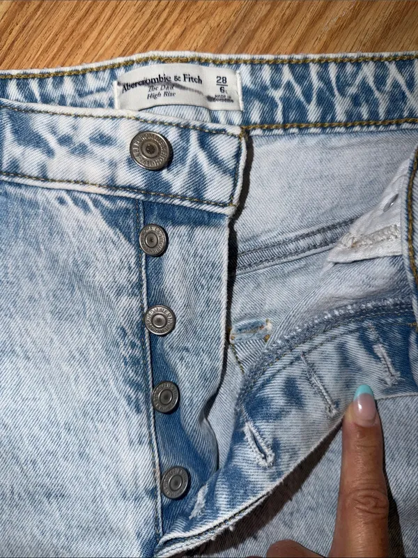 Abercrombie & Fitch the dad high rise Light Acid Wash Distressed Knee Jeans - Image 2