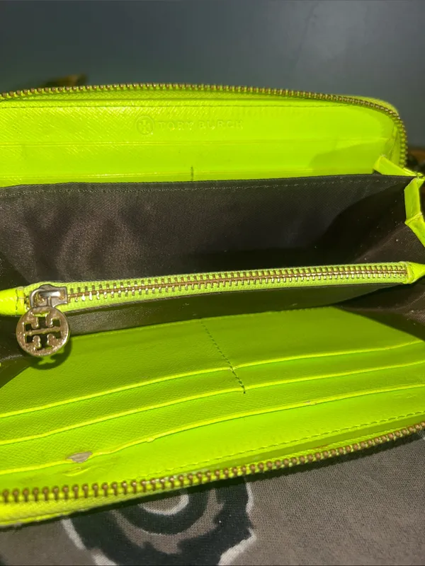 Tory Burch Neon Lime Zip Wallet with Logo Medallion - Image 6