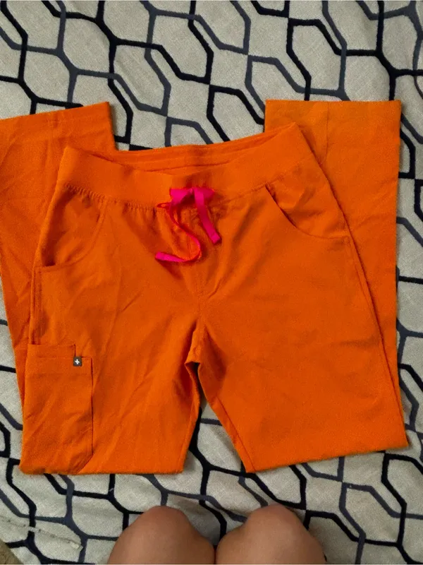 Figs Kade Straight Leg scrub pant in creamsicle Women’s size M/T NWOT - Image 7