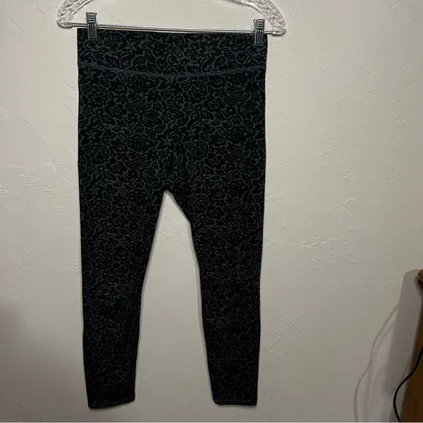Aerie Black Gray Paisley Floral‎ Lace Crop Leggings - Image 2