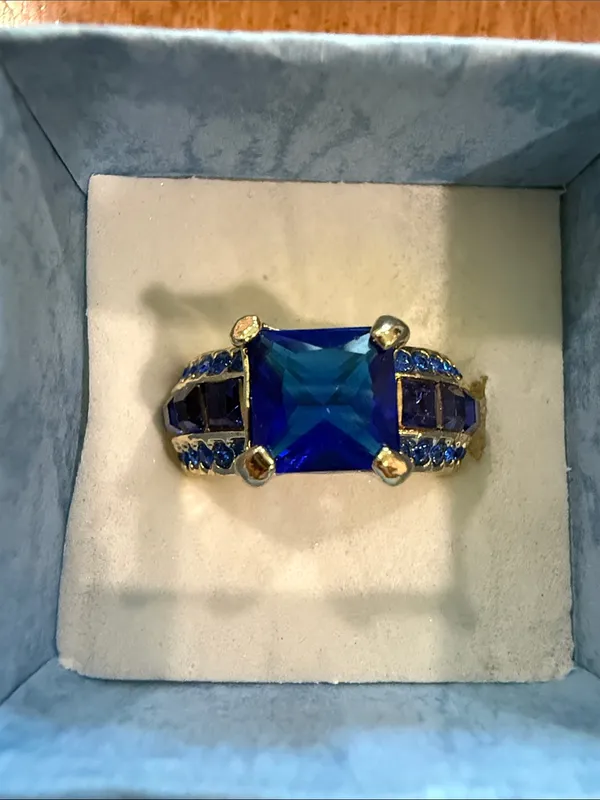 Vintage Gold-Tone Ring with Royal Blue Gemstone Accents Size 7.5 - Image 2