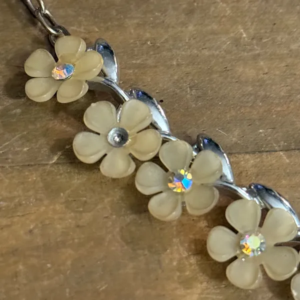 Vintage silver tone yellow Plumeria flowers necklace - Image 5