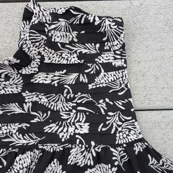 Loft Sleeveless Loose Fit Black and White Floral Top - Image 7