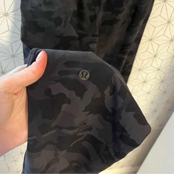 Lululemon On the Fly 7/8 Pant Black Camo - Image 5
