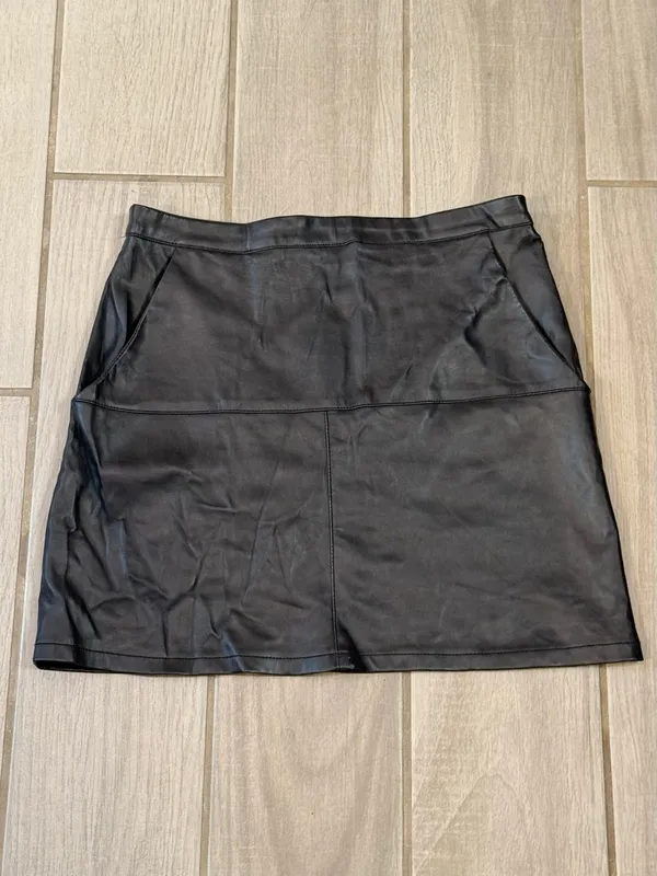 Shinestar Black Faux Leather Mini Skirt with Side Pockets - Image 2