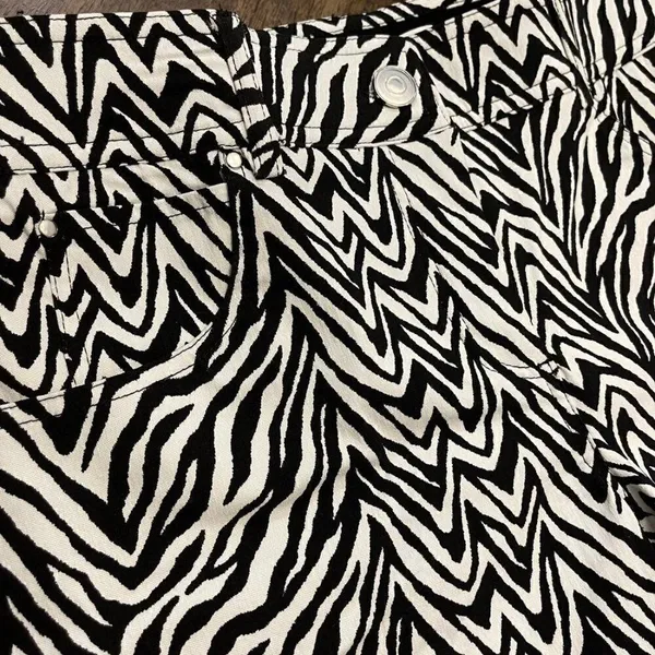 89th + Madison | Zebra Stretch Shorts Black Size 6 - Image 7