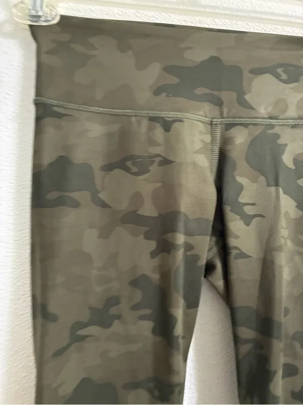 Lululemon Camo Leggings - Olive Green size 4 - Image 4