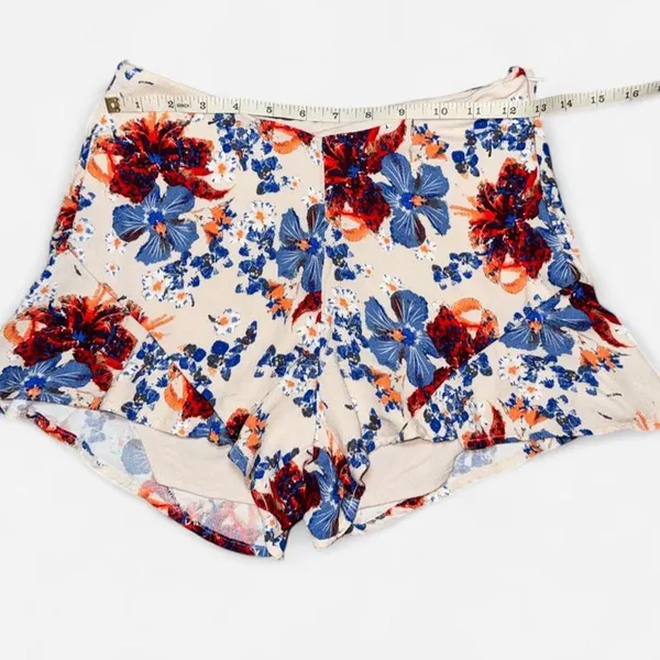 Free People Cream Floral Hotpants / Shorts with Flowy Ruffle Hem; Size 0 - Image 2