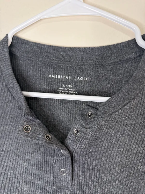 American Eagle Outfitters Charcoal Ribbed Henley Crop Tee - Image 2