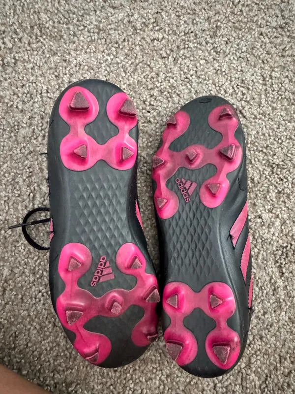 Black and pink women soccer cleats - Image 3