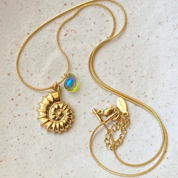 Handmade gold tone stainless steel boho chic beach shell ammonite & teardrop necklace🌀🐚🌊 - Image 4
