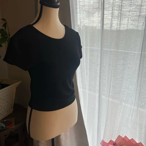 Edikted Black Open-Back Short Sleeve Tee - Image 6