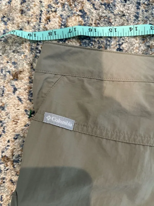Columbia Sportswear Company Women's Green Cargo Hiking Shorts with Built-In Belt - Image 4