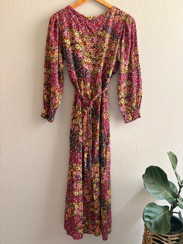 VICI Collection bohemian long-sleeve floral wrap maxi dress small - Image 4