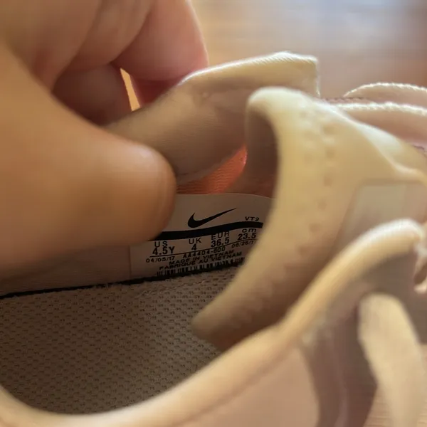 Nike tennis shoes - Image 5