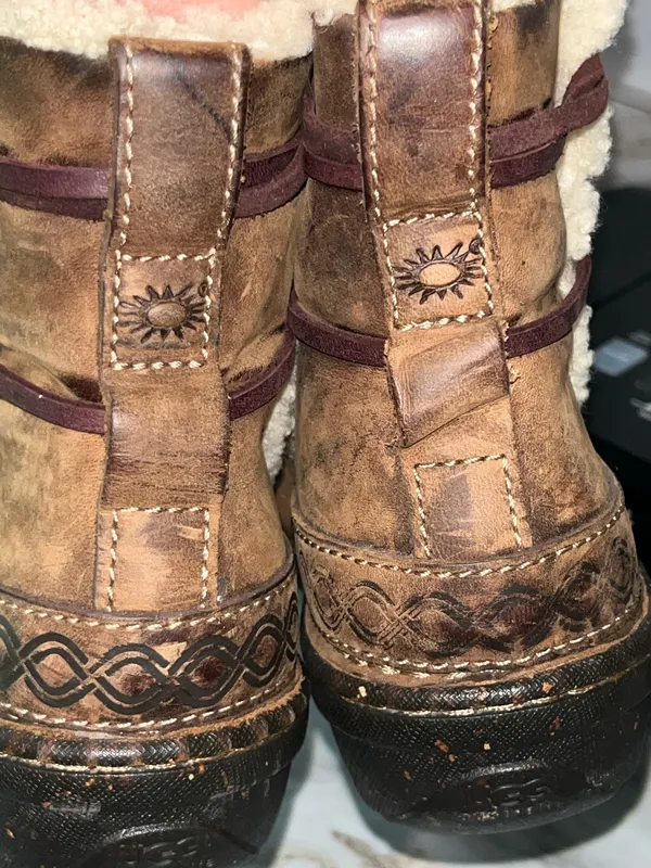 UGG Women’sankle boots size 6 - Image 4