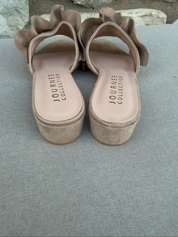 Journee Collection Taupe Ruffle sandals size 6 NEW - Image 3