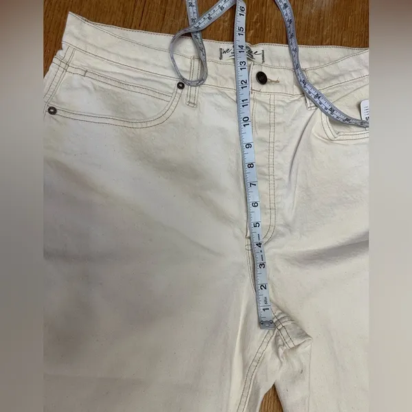 We The Free People NWT CRVY ivory raw hem cropped button fly denim size 33, 17” - Image 4