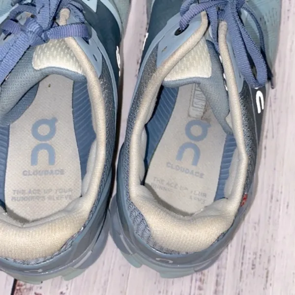 On Cloud blue running shoes size 9 1/2 - Image 5