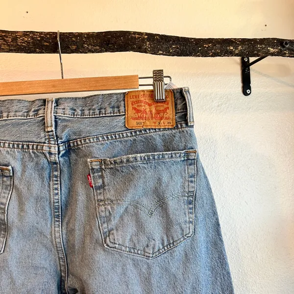 502 Levi's Light Wash 100% Cotton Low Rise Relaxed Fit Jeans Size 12 / 32 Large - Image 4