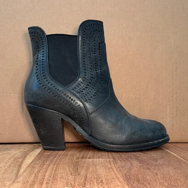 ARIAT | Women's Size 6.5 | Versant Black Leather Stacked Heel Ankle Boots - Image 3