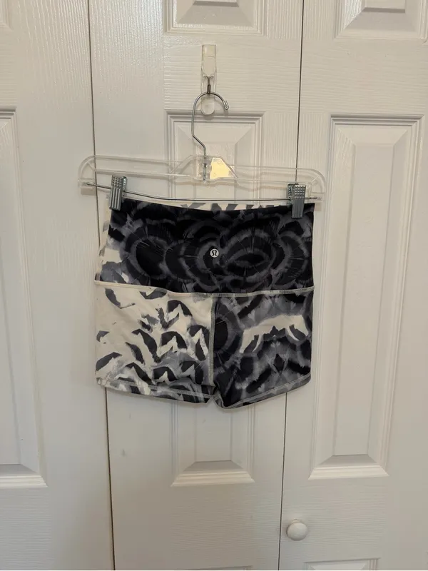 Lululemon Boogie Down Short Roll Down 2" Yoga Lounge Size 6 - Image 3