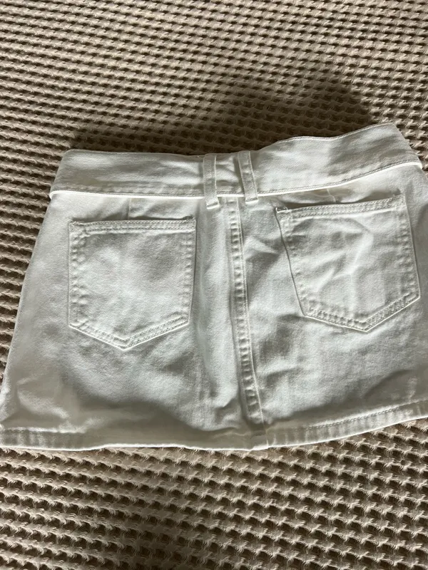 White mini skirt with belt from SHEIN in a S #miniskirt #belted - Image 3