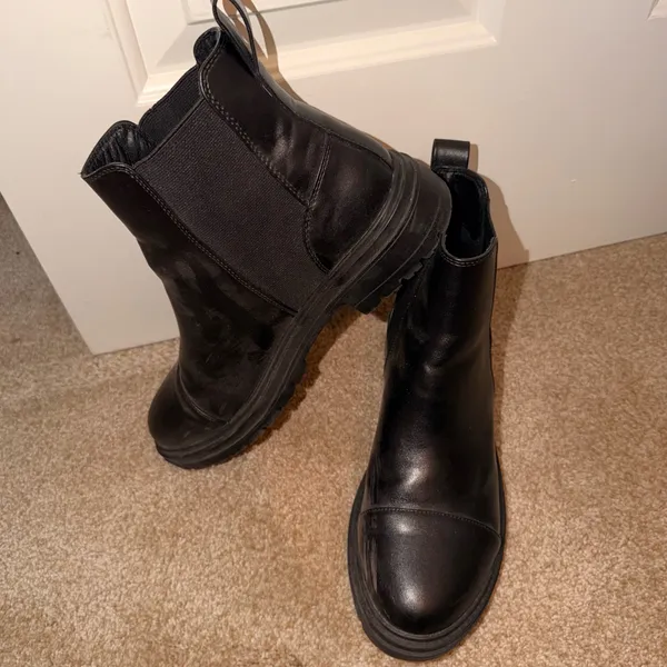 Mini black boots Size 9.5 - Image 3