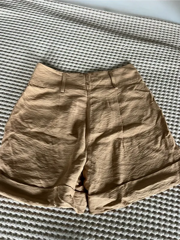 Primark Tan High-Waist Pleated Cuffed Shorts - Image 2