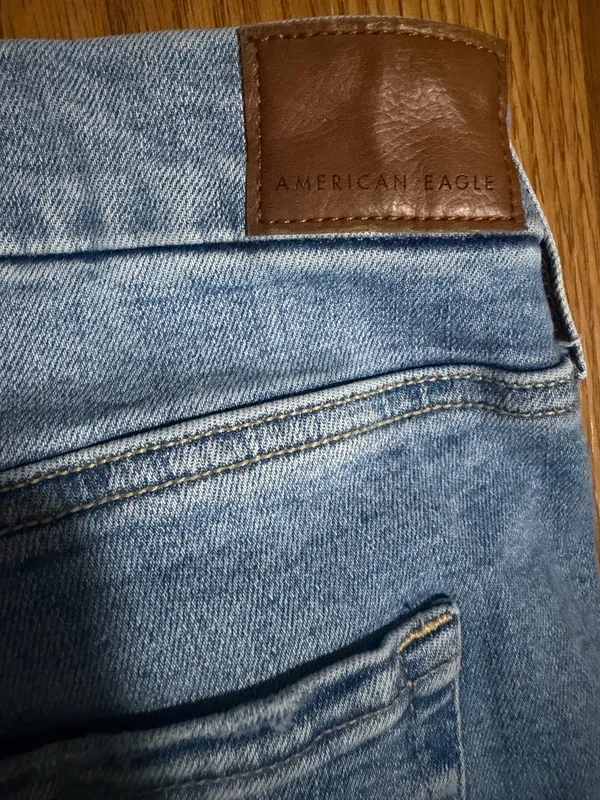 NWOT American Eagle distressed super high-rise jegging stretch light wash 14. - Image 4