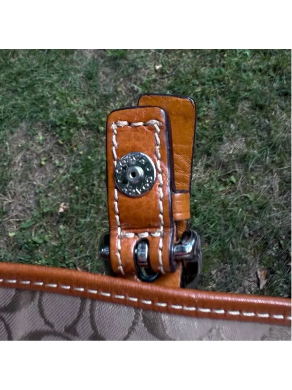Vintage Coach Hampton 7734 Buckle Front Leather Wristlet Clutch Chalk Brown - Image 8
