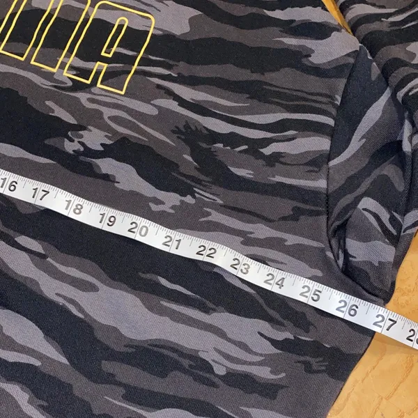 PUMA Black and Gray Camo Cropped Hoodie Size Medium - Image 6