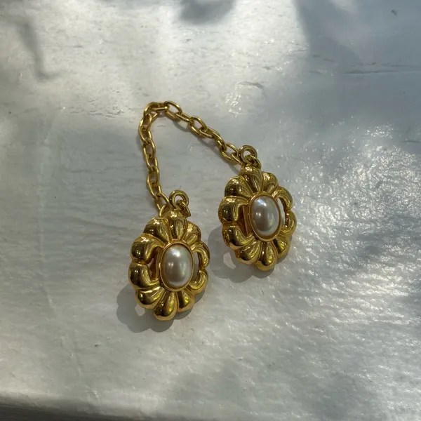 Vintage 80s Gold Pearl Collar Clips - Image 3