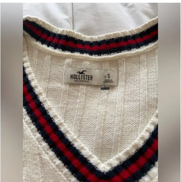 Hollister Women’s Classic White Cable Knit Swearter - Image 3