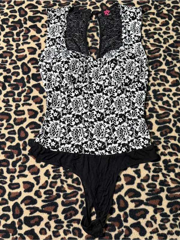 2000s style gothic whimsical bebe black & white floral lace bodysuit - Image 2
