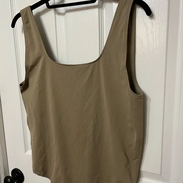 SKIMS 4X thong bodysuit‎ scoop tank tan - Image 2