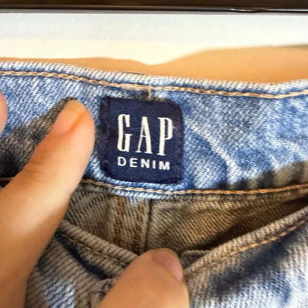 Gap Light Wash Mom Jeans Womens 31 High Rise Loose Fit Tapered Leg Denim - Image 4