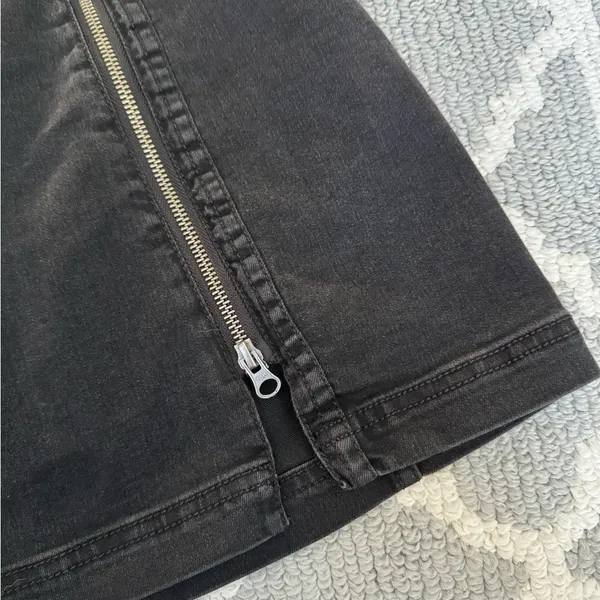 Free people black denim mini fitted skirt with side zipper detail size 2 - Image 3