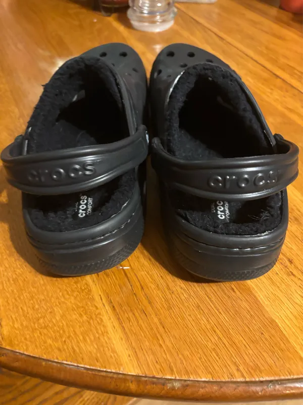 Dual comfort crocs black with fur lining Unisex M8 W10 - Image 4