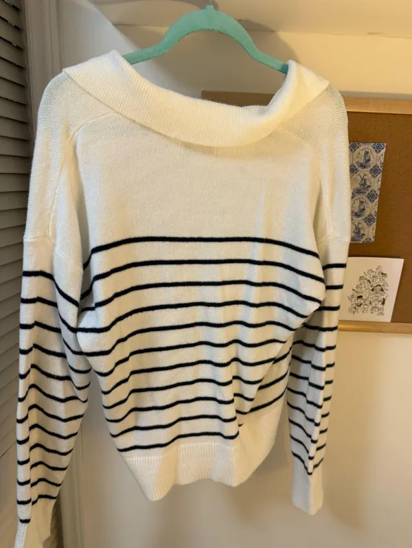 Old navy sweater - Image 3