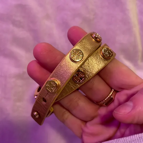 Tory Burch Double-Wrap Logo Stud Bracelet Gold - Image 2