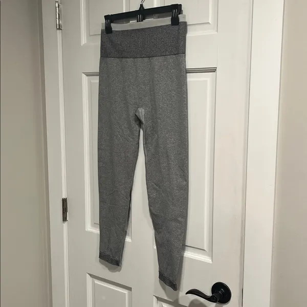Spanx Seamless Sculpt Leggings in the color Spacedye Cloudy Grey Size Large - Image 5