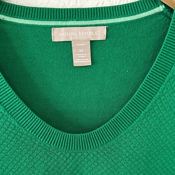 Banana Republic Vibrant Green V-Neck Sweater - Image 2