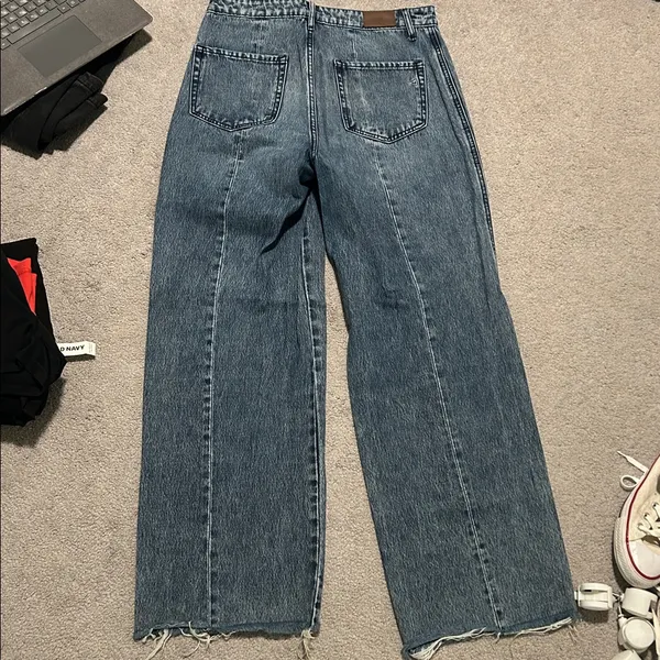 Hidden wide leg, high waisted frayed jeans - Image 4