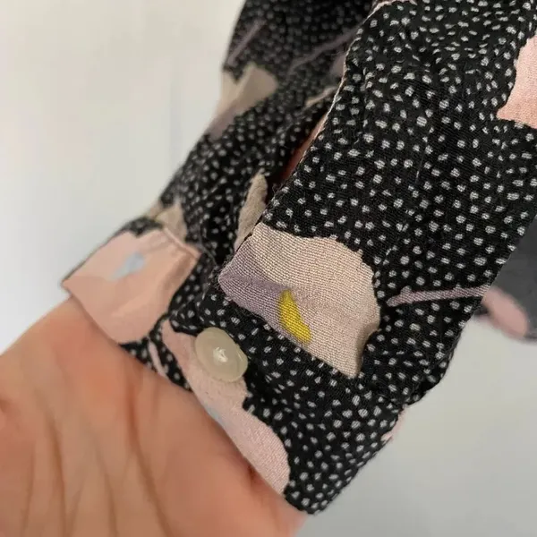Loft black and floral long sleeve blouse size small - Image 5