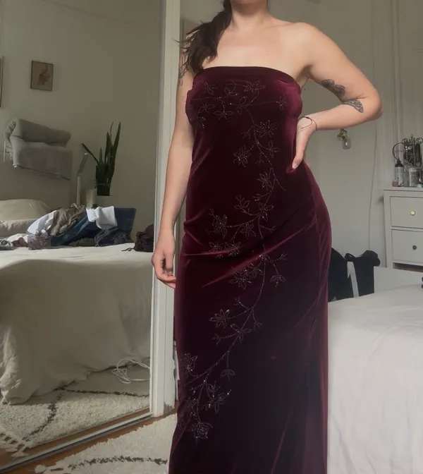 City Triangles velvet burgundy maxi dress with leg slit - Image 4
