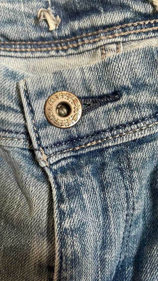 Light Wash Denim Levi’s - Image 2