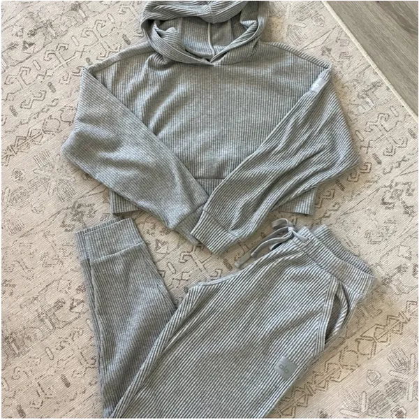 Alo Muse Yoga Sweatpants and sweatshirt set  - Image 3